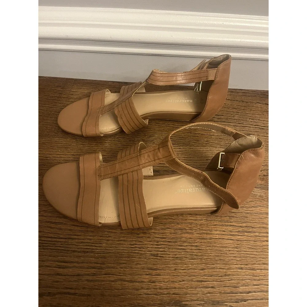 Naturalizer Longing Flat Sandal Brown comfortable & well-cushioned footbed 10W